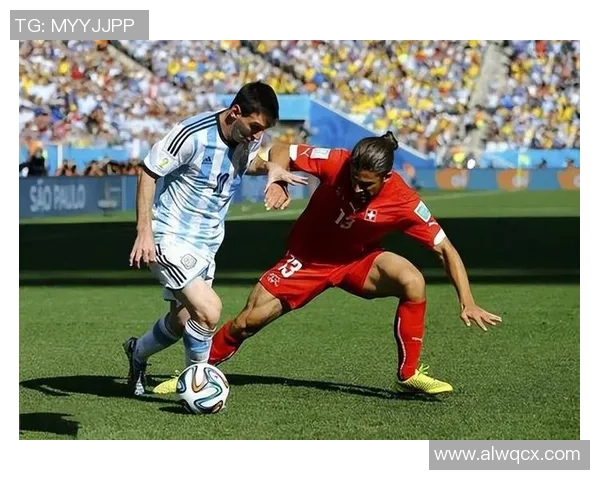 梅西在绿茵场上的精彩射门瞬间展现足球之美与激情 梅西在绿茵场上的精彩射门瞬间展现足球之美与激情