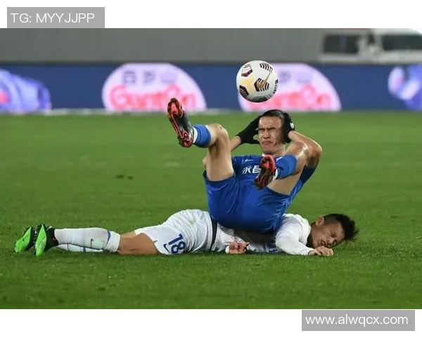 足球明星因场上冲突殴打队友视频曝光引发热议和争议 足球明星因场上冲突殴打队友视频曝光引发热议和争议