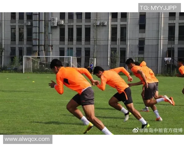 足球明星在赛季间隙如何安排假期生活与训练计划探讨 足球明星在赛季间隙如何安排假期生活与训练计划探讨